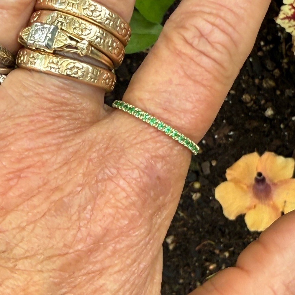 14k gold 1/2 Eternity Ring, Gen Emeralds Sz 8.5